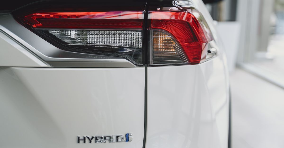 Hybryda bez tajemnic: jak działa auto hybrydowe i dlaczego oszczędza paliwo?