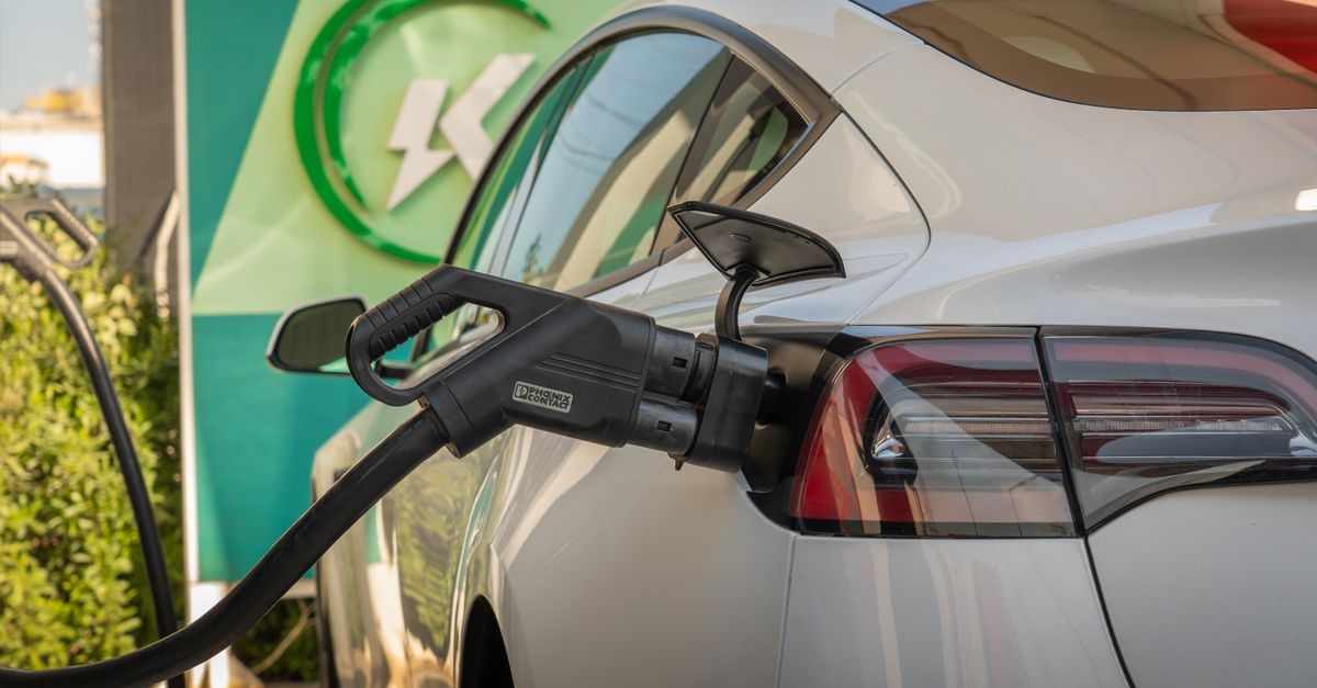 Ile trwa ładowanie auta elektrycznego? Sprawdź, co naprawdę wpływa na czas uzupełniania energii