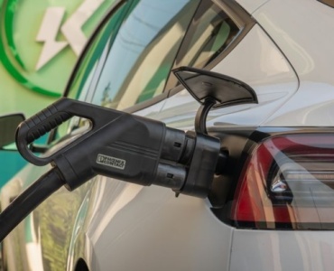 Ile trwa ładowanie auta elektrycznego? Sprawdź, co naprawdę wpływa na czas uzupełniania energii