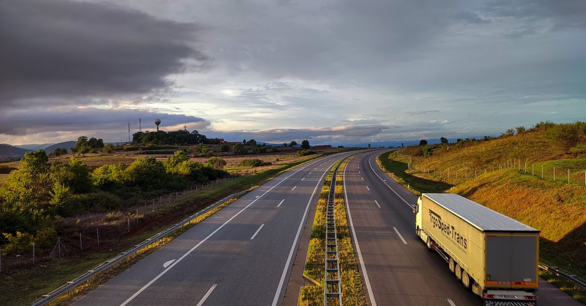 Towar w drodze pod ochroną: jak mądrze zabezpieczyć ładunek podczas transportu?