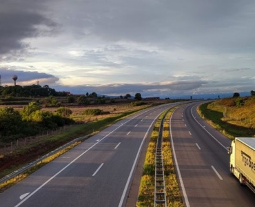 Towar w drodze pod ochroną: jak mądrze zabezpieczyć ładunek podczas transportu?
