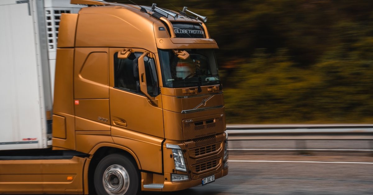 Warunki współpracy w transporcie: jak ustalić zasady, które działają dla obu stron?