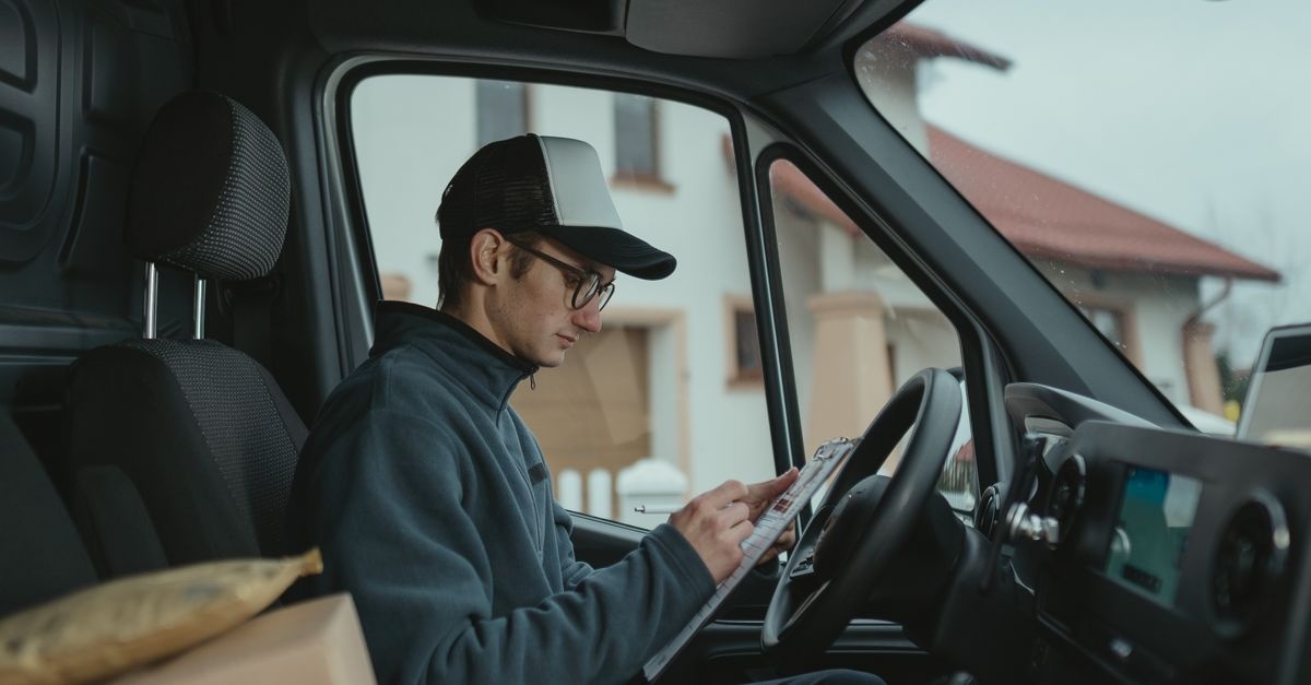 Twoja paczka się spóźnia? Sprawdź, jak skutecznie złożyć reklamację i odzyskać swoje prawa
