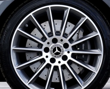 Auto drży przy większej prędkości? Sprawdź objawy niewyważonych kół i kiedy je wyważyć