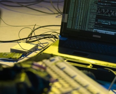 Twój zakład pod cyberosłoną: jak zabezpieczyć produkcję przed atakami i przestojami