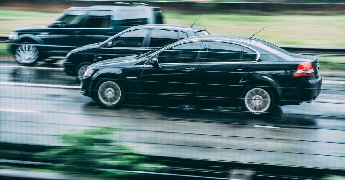 Gdy auto „ucieka” na jedną stronę: co oznacza ściąganie auta na bok i jak to szybko naprawić?