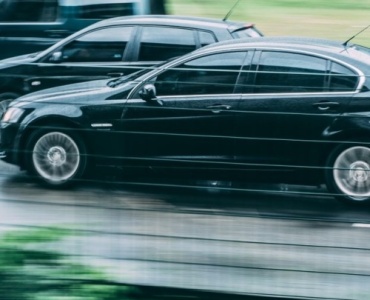 Gdy auto „ucieka” na jedną stronę: co oznacza ściąganie auta na bok i jak to szybko naprawić?
